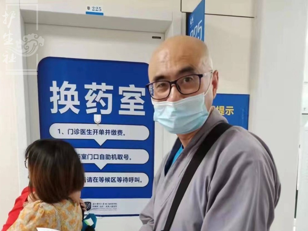 54岁的化琼师父，脑梗后又意外摔伤