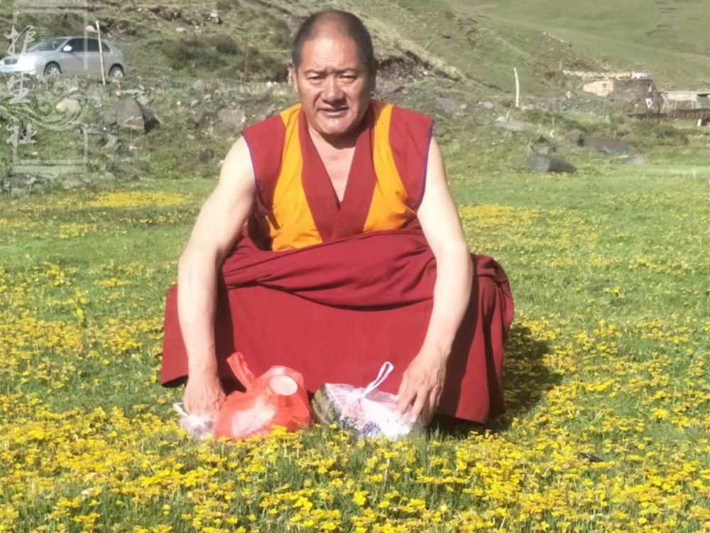 土丁昂文师父患痛风性关节炎，病痛之下的坚强